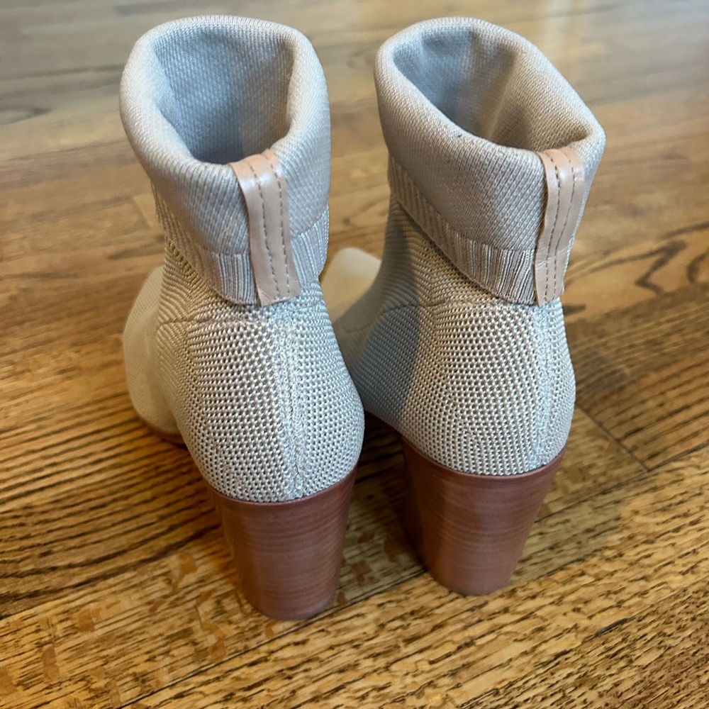 Cute, versatile knit booties - Picture 2 of 7